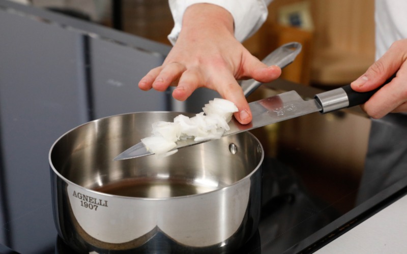 aggiungere aglio e cipolla