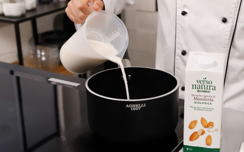 scaldare il latte di mandorla