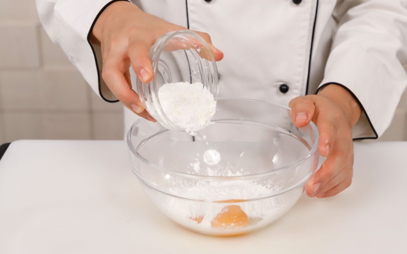 mischiare le uova con l'amido