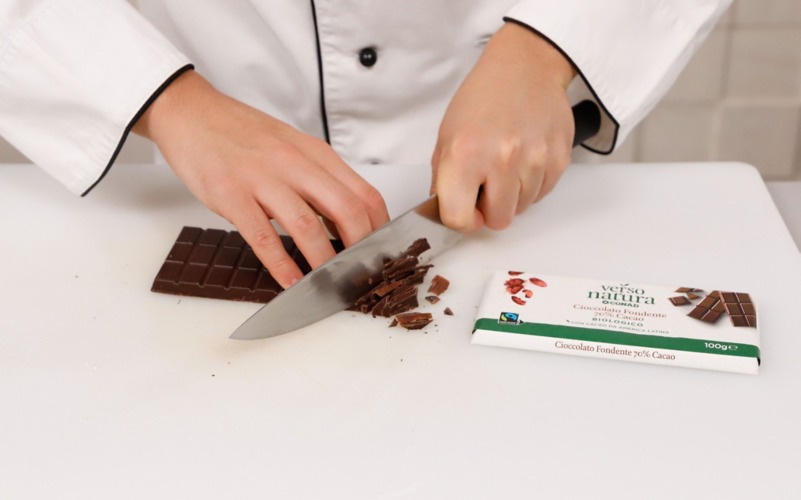 tritare il cioccolato