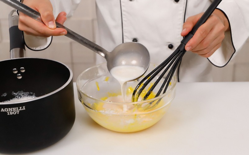 aggiungere la bevanda di mandorla