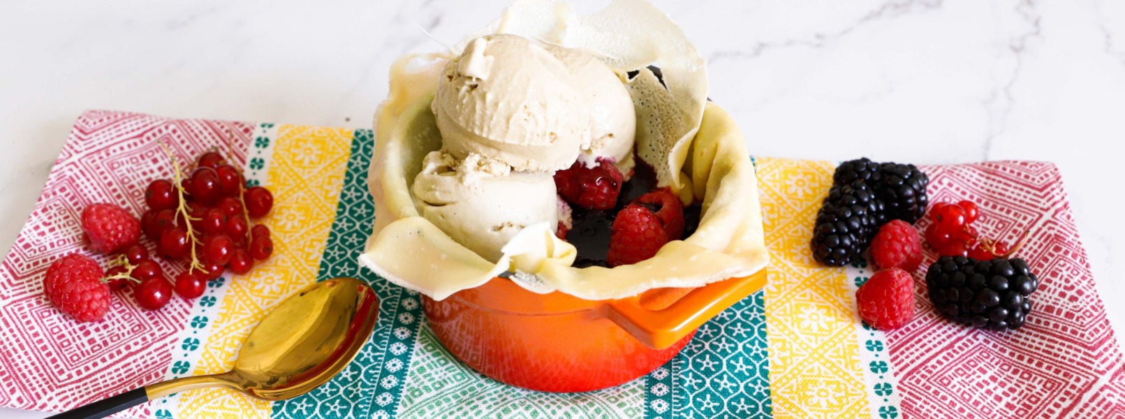 Crepes con gelato al pistacchio e frutti di bosco