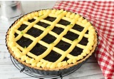 Crostata con confettura di ciliegie e crema pasticcieraalt