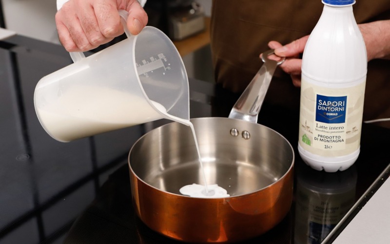 Versare in un pentolino il latte.