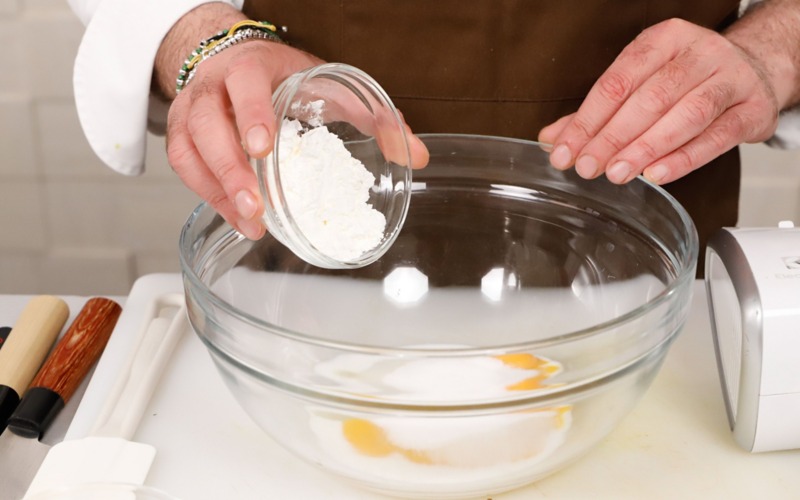 sbattere le uoba con zucchero e amido