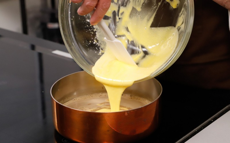 versare uova nel latte