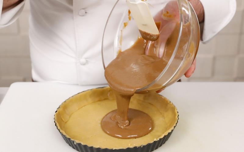 stendere pasta in una teglia e versare crema all'interno