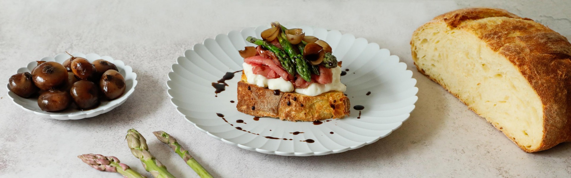 crostone-gourmet-con-cipolle-borettane-carpaccio-e-asparagi