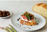 Crostone gourmet con cipolle borettane, carpaccio e asparagi alt