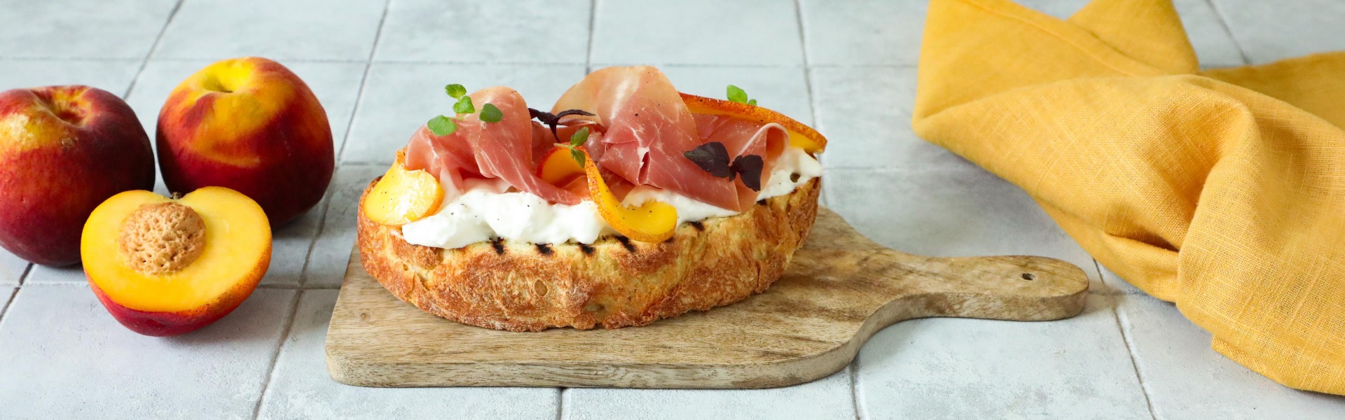 crostone-prosciutto-di-parma-pesche