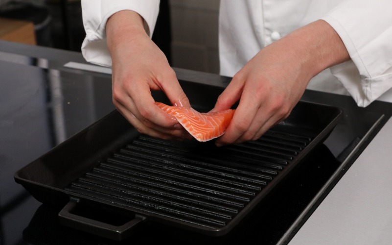 Piastrare il salmone marinato per il crostone