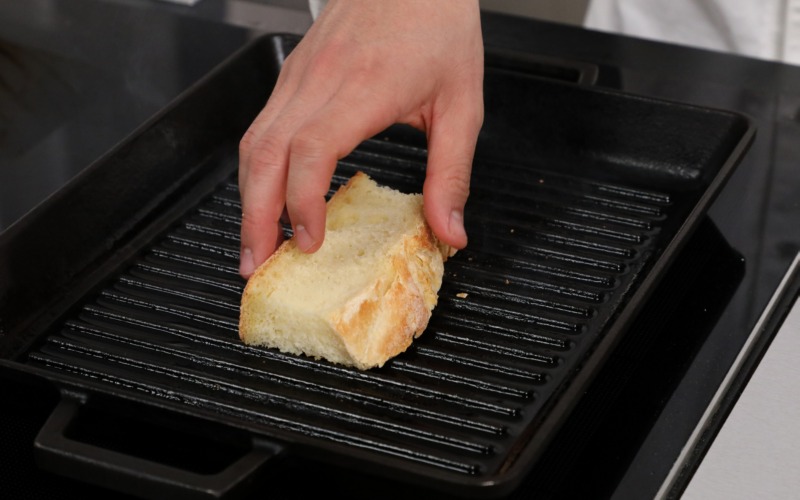 Tostare il crostone di pane