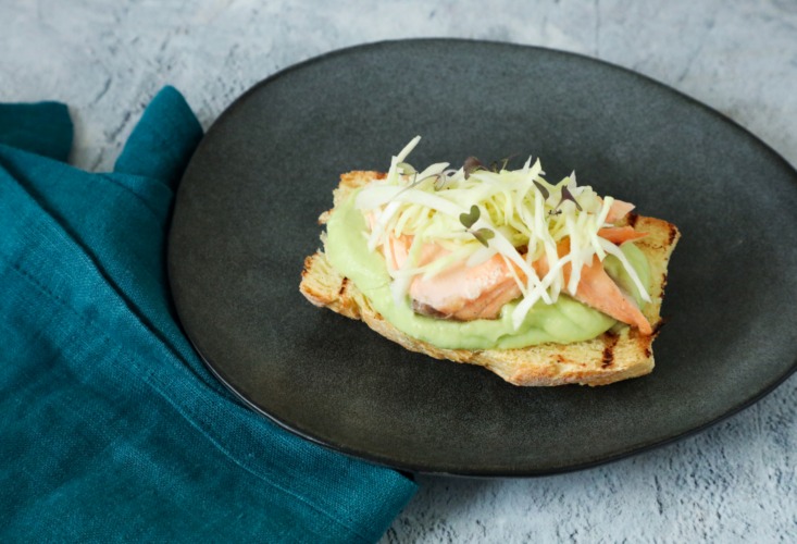 Impiattamento crostone di pane con salmone scottato