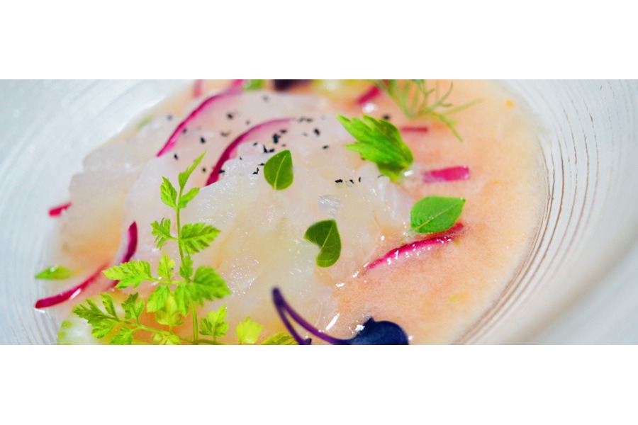 Crudo di baccalà al fumo freddo su gazpacho di pomodoro cuore di bue