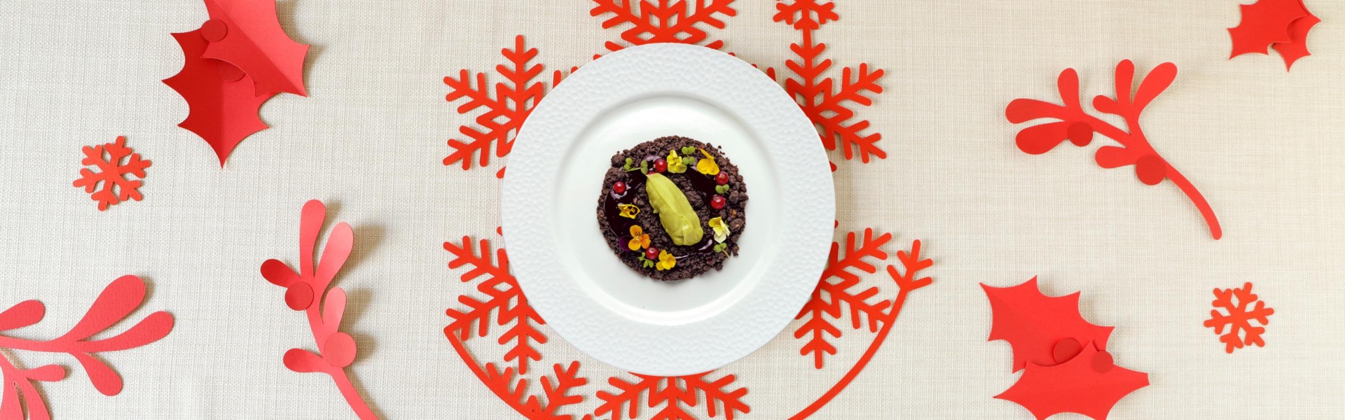 Crumble di cioccolato, salsa di avocado e frutti rossi