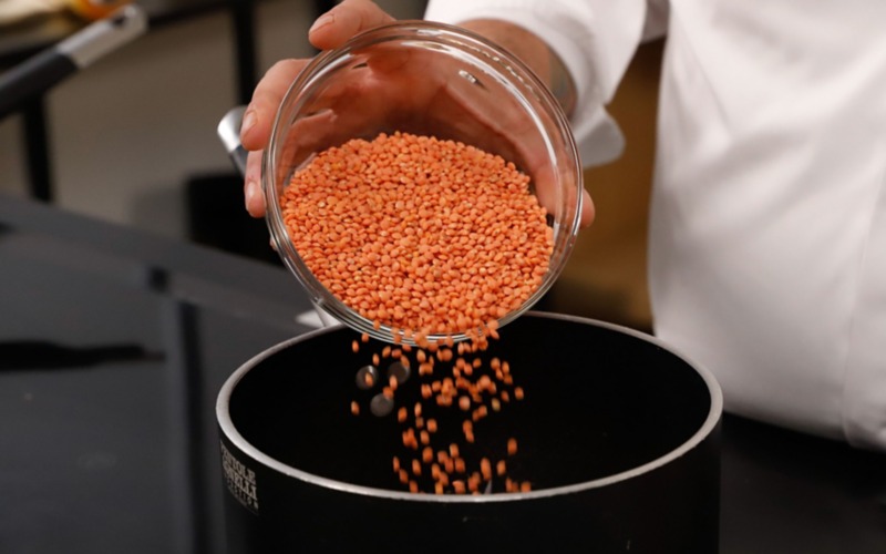 aggiungere alloro e lenticchie