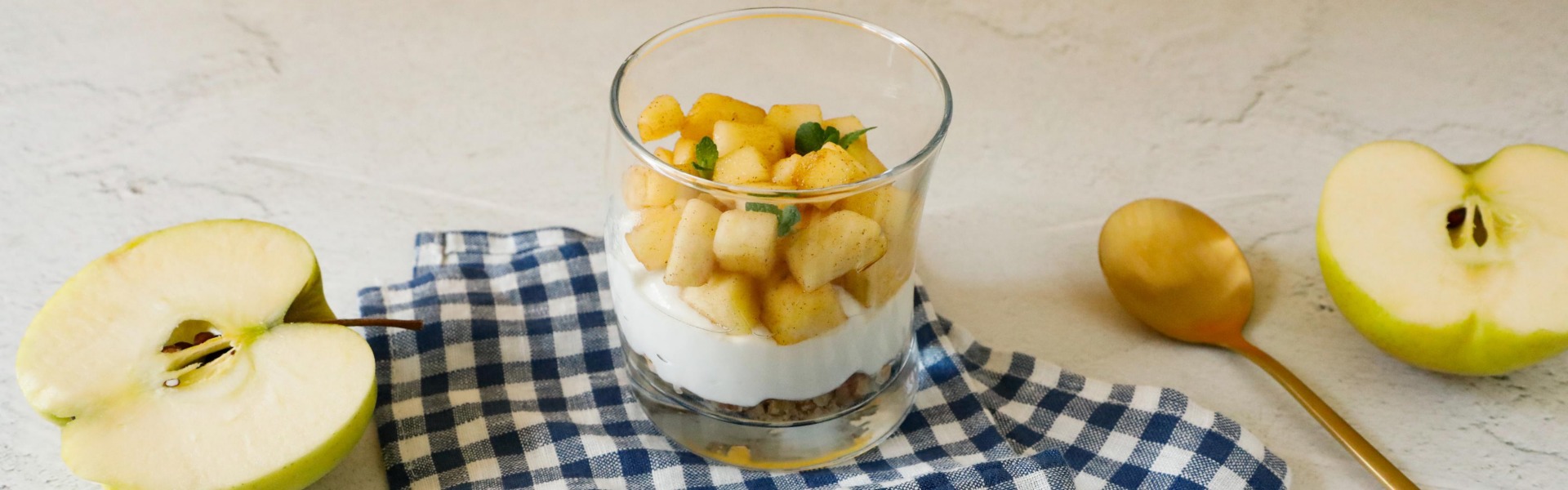 dolce-light-al-bicchiere-con-mele-e-yogurt