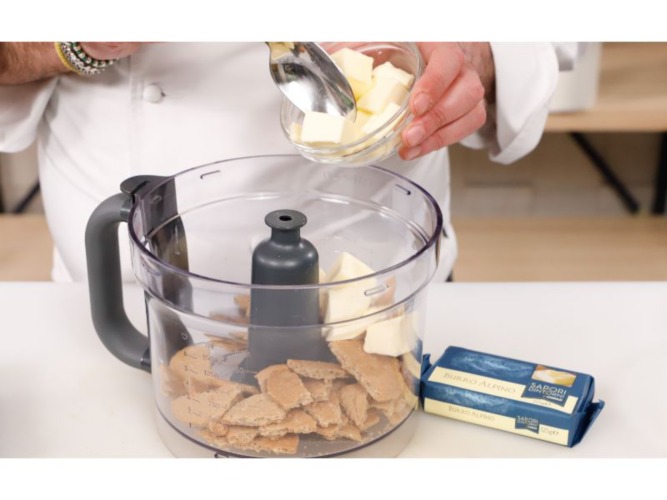 Biscotti spezzati e frullati con il burro