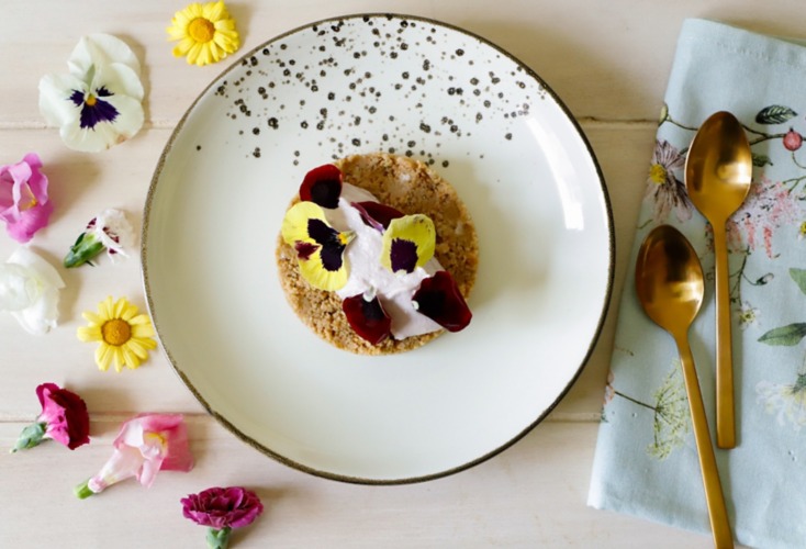 Composizione del piatto con fiori eduli