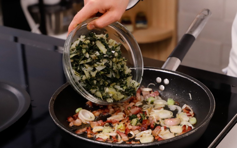 Ripieno di biete, cipollotto e pancetta per l'erbazzone