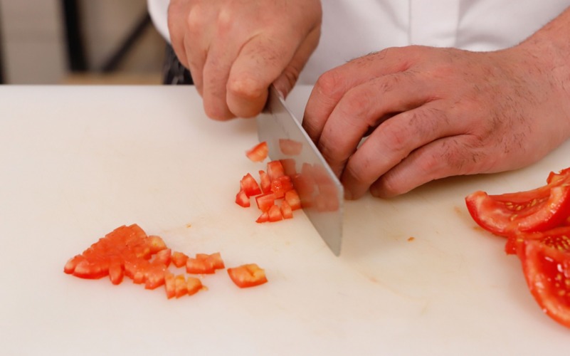 tagliare pomodori