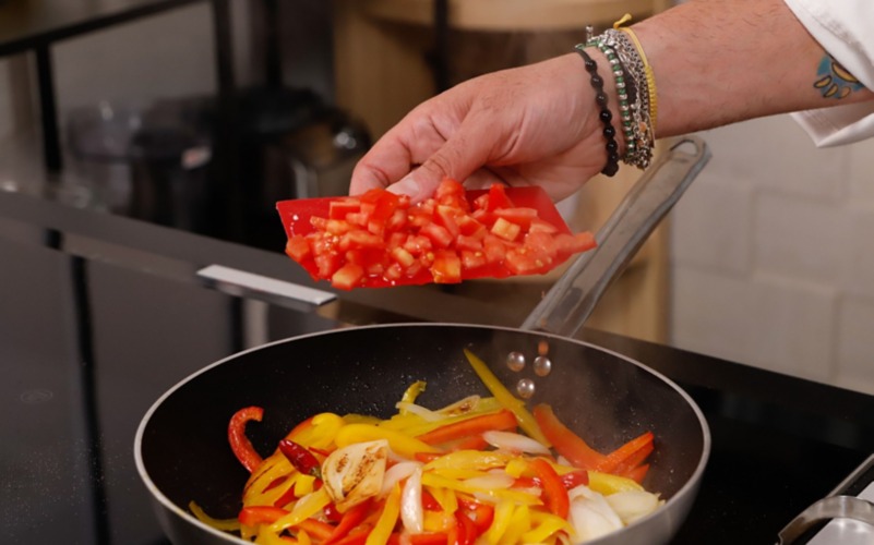 aggiungere pomodori nella padella