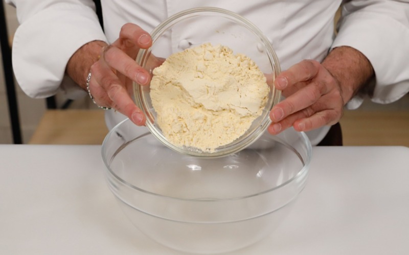 versare farina di ceci