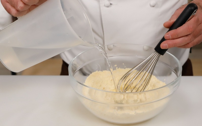 aggiungere acqua e imapstare con la frusta