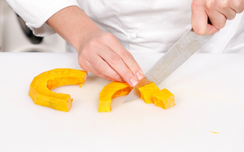 tagliaree e cuocere zucca in forno