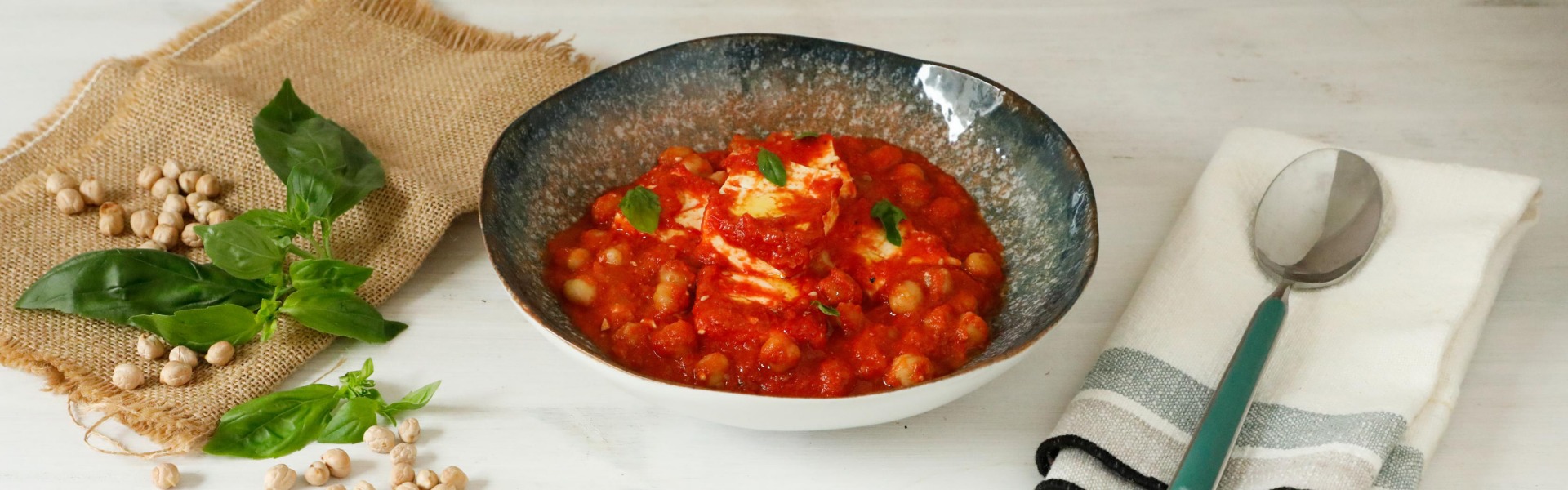 feta-con-ceci-e-salsa-di-pomodoro
