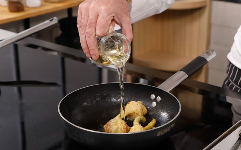 sfumare con il vino e aggiungere i filetti di platessa