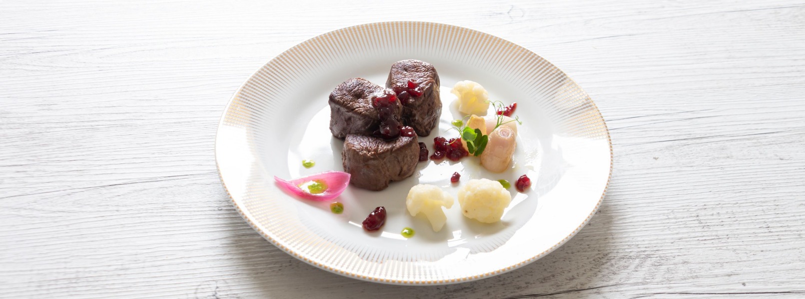 Filetto di cervo, salsa ai mirtilli e purea di topinambur