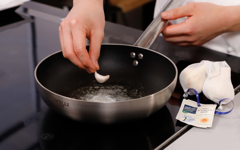 Aglio in camicia per cottura nel burro del filetto di manzo al pepe rosa