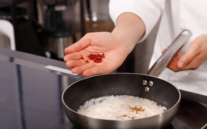 Unire alla salsa del filetto il pepe rosa e la panna