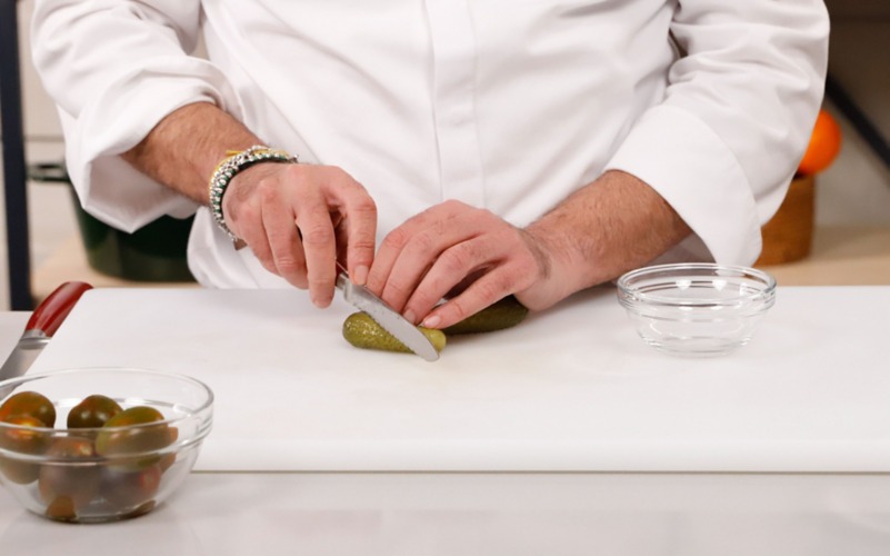 servire con cetriolini