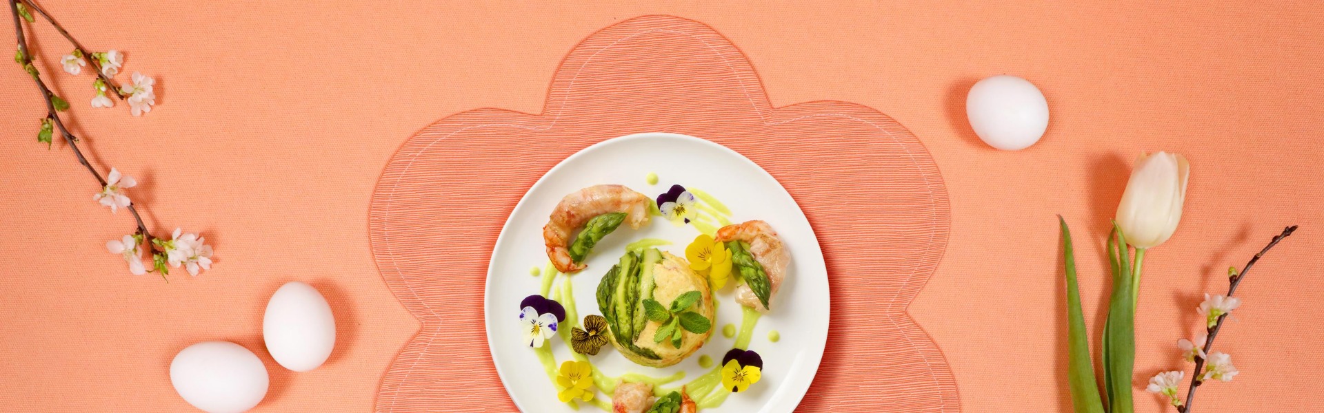 flan-di-ricotta-e-gamberi-con-asparagi-e-fiori-edibili