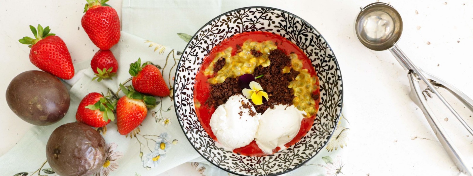 Frappé alla fragola con gelato, passion fruit e cioccolato