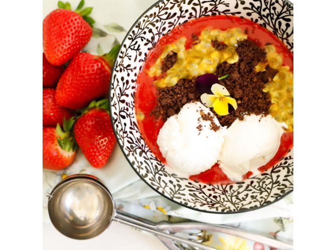 Frappé alla fragola con gelato, passion fruit e cioccolatoalt