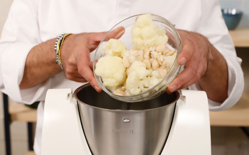 frullare cavolfiore e mandorle cotte