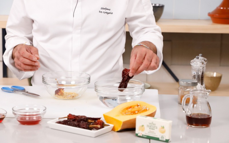 Pulire e mettere in ammollo i peperoni cruschi