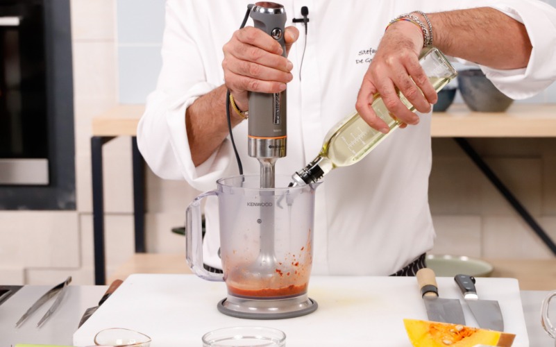 Creare la salsa al peperone crusco per la guancia di vitello