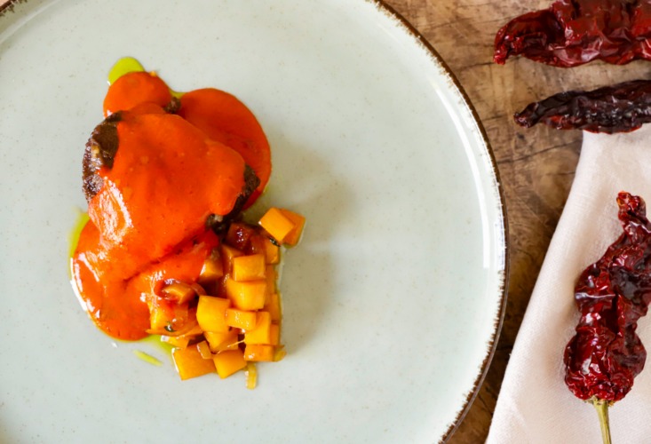 Impiattare la guancia di vitello con la salsa e la zucca in agrodolce