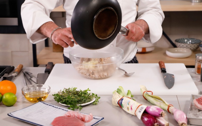 unire ventresca cotta e cipollotto