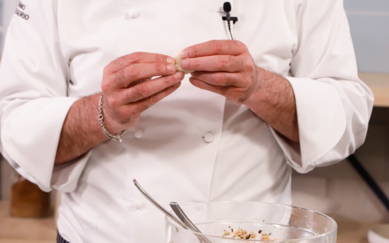 chiudere i ravioli a mano
