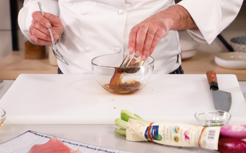 versare salsa di soia