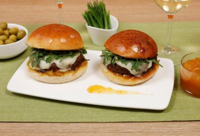 Panino con hamburger, toma e confettura di peschealt