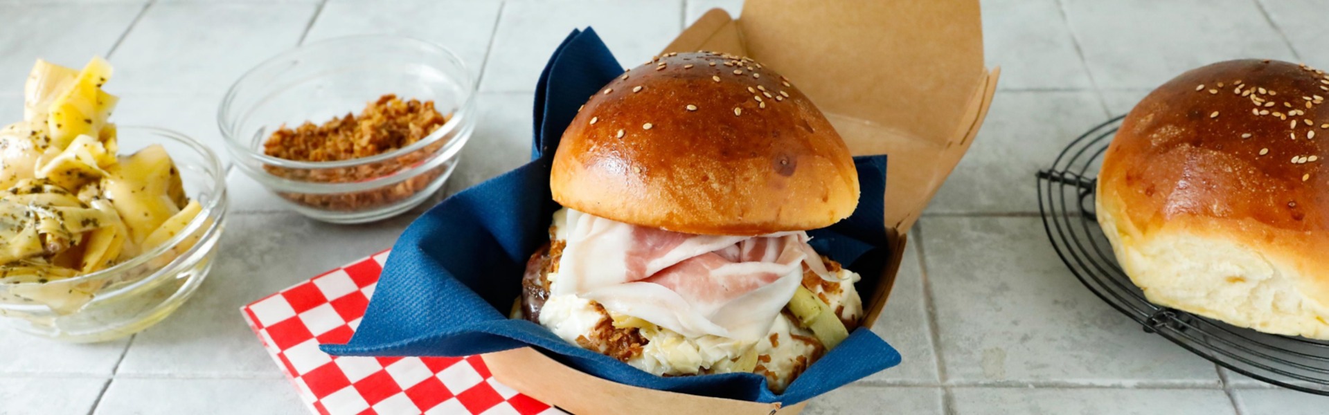 Hamburger con gorgonzola e carciofi sott'olio