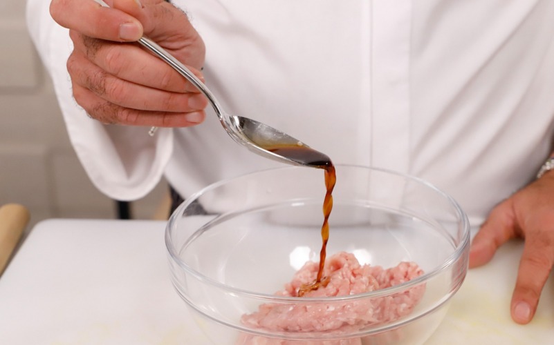 Aggiungere la salsa Worcestershire