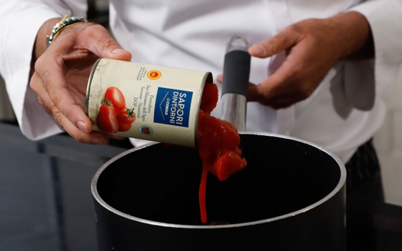 aggiungere pelatoi e rosolare