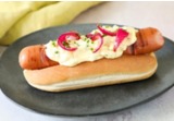 Hot dog gourmet con cipolla in agrodolce e maionese alla paprikaalt